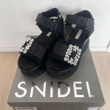SNIDEL 블랙 비쥬 샌들