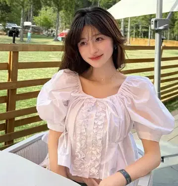 Bibiy. 프릴이 달린 블라우스 화이트 비비