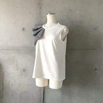 택 포함 새상품 비대칭 보더 프릴 슬리브리스 컷소 티셔츠 화이트