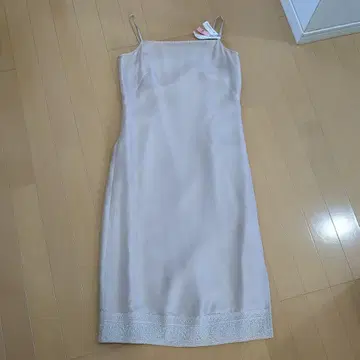 베이지 슬립 드레스 자수 밑단