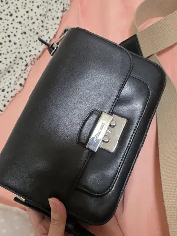 블랙 합성피혁 숄더백