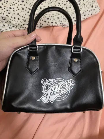 게스 로고 미니 백 블랙