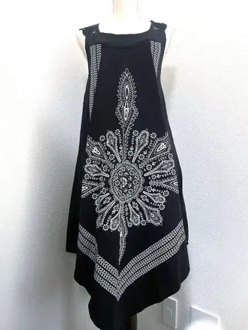 INGEAR 블랙 자수 슬리브리스 원피스