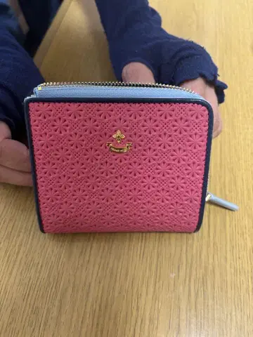 꽃무늬 엠보싱 가공 두겹 지갑 핑크