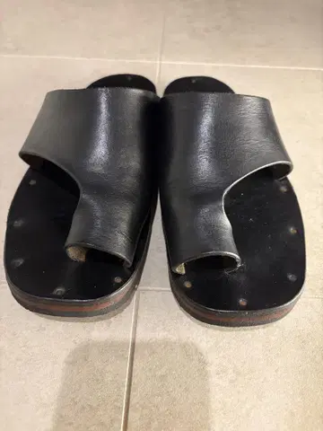 블랙 가죽 플립플랍