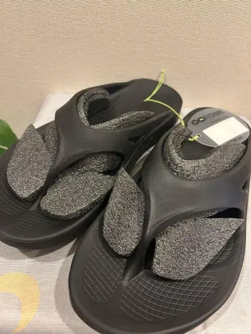 Oofos 블랙 슬리퍼 타입 샌들