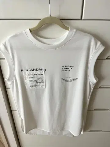 미사용 새상품 슬리브리스 티셔츠 A STANDARD 사이즈 38
