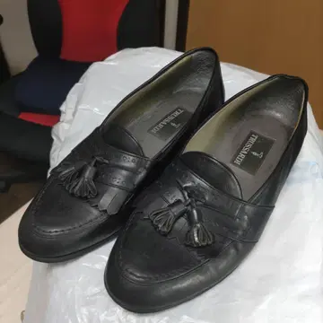 TRUSSARDI 블랙 태슬 슬립온