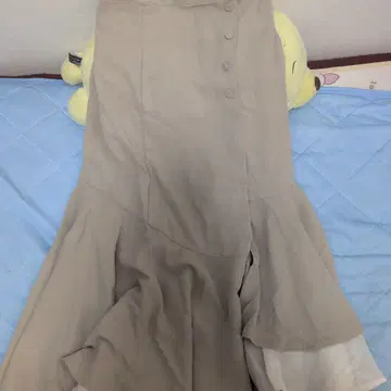 베이지 플레어 스커트 앞면 버튼 장식