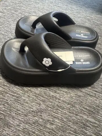 새상품! LILY BROWN MARY QUANT 블랙 플립플랍