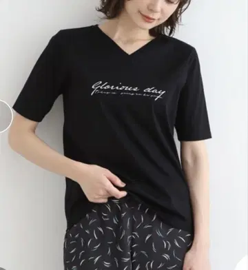[세탁 가능/코튼 100%] V넥 로고 티셔츠