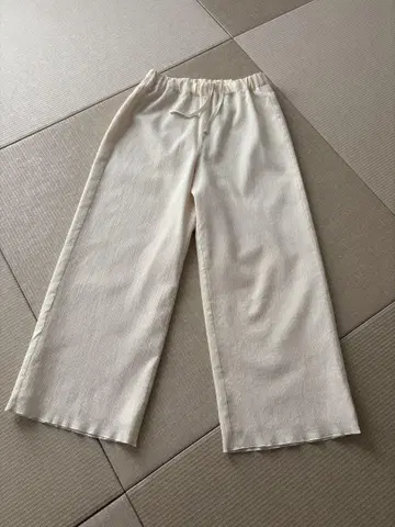 크림색 와이드 팬츠 경량 소재