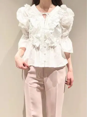 SNIDEL 데콜테 슬릿 프릴 블라우스 화이트