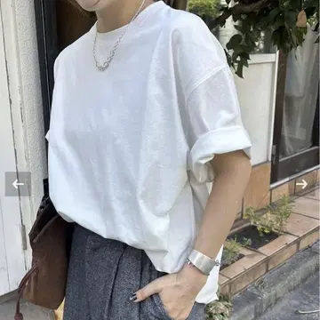 턱이 있는 맨투맨 티셔츠