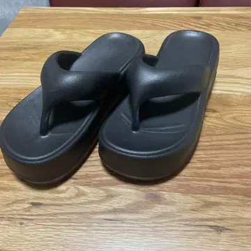 통굽 비치 샌들 블랙