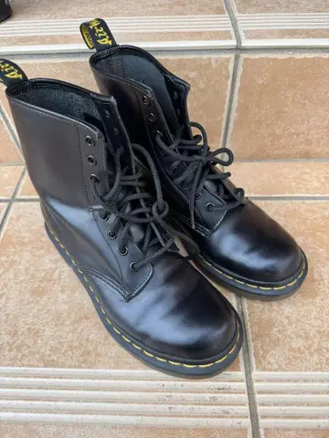Dr. Martens 블랙 하이컷 부츠