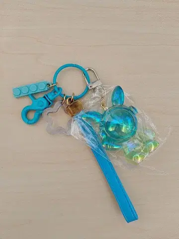 파란 토끼 모양의 아크릴 키링