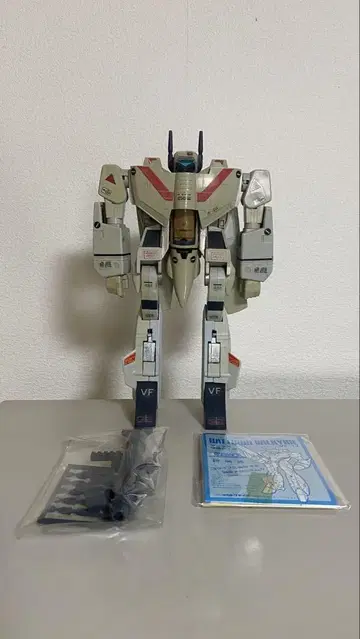 타카토쿠 토이스 제 완전 변형 1/55 VF-1J 발키리 초합금 1점