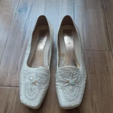 Belle Voix 아이보리 자수 펌프스