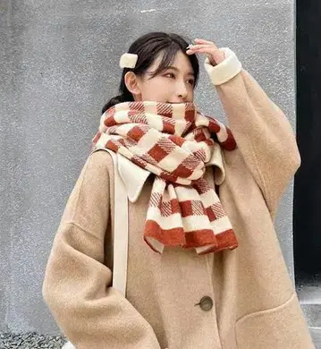 빨간색과 화이트 체크 무늬 머플러