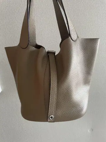 베이지 가죽 토트백