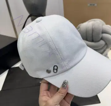 화이트 버튼이 달린 캡