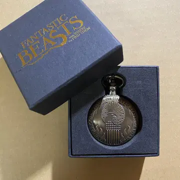 환상적인 비스트와 검은 마법사의 탄생 회중시계 MACUSA