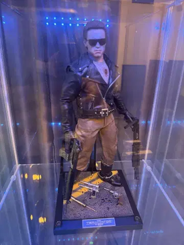 핫토이즈 터미네이터 T-800 배틀 데미지 버전