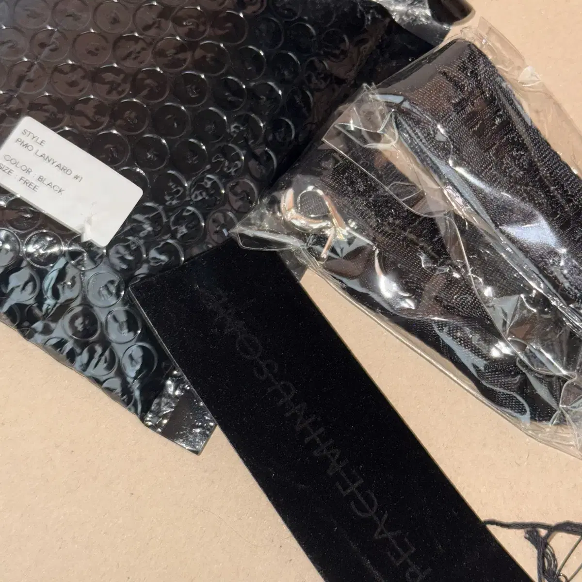 【PEACEMINUSONE】 G-DRAGON Ubermensch Light Stick Strap G-DRAGON Ubermensch Light Stick Strap Black - OUR K-POP
