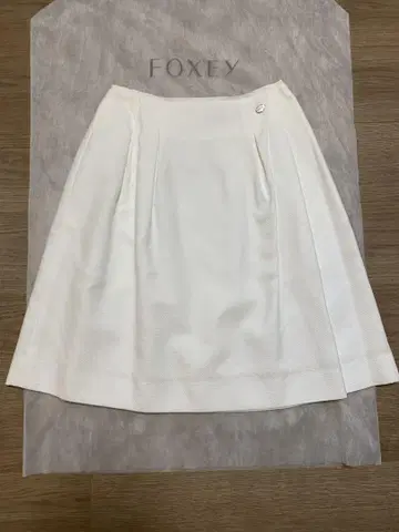 FOXEY 화이트 플레어 스커트