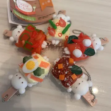 곰돌이의 빙글빙글 파스타 볼 체인 마스코트