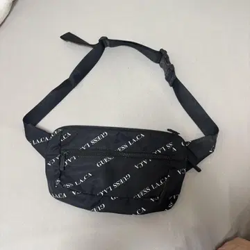 GUESS 바디백 블랙 로고 프린트