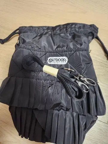 OUTDOOR 블랙 프릴 숄더백
