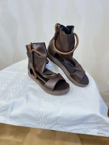 브라운 웨지솔 샌들