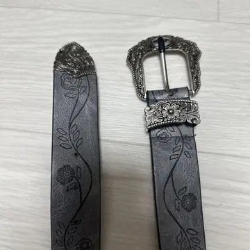 검은색 꽃무늬 엠보싱 가공 벨트