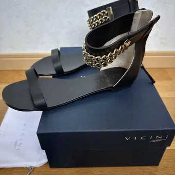 VICINI 비치니 앵클 체인 플랫 샌들
