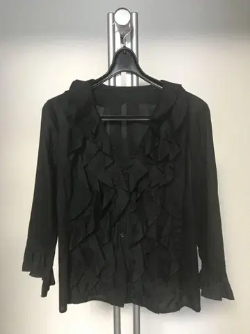 49av junko shimada 프릴이 달린 블랙 블라우스 반소매