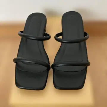 Menue 블랙 스트랩 샌들