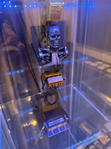 새상품급 핫토이즈 터미네이터 구원 T-700 디오라마