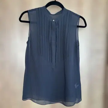 Tomorrowland collection 실크 슬리브리스 블라우스