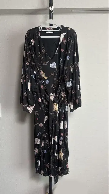 [ ZARA ] 꽃무늬 호랑이 무늬 일본풍 패턴 긴팔 랩 원피스