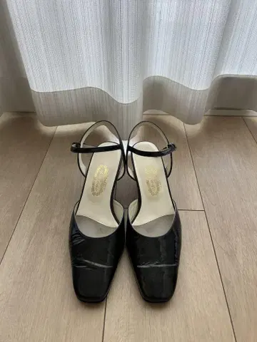 긴자 요시노야 에나멜 펌프스 블랙