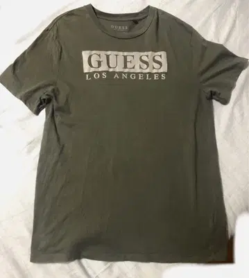 GUESS 상의 카키 빅 로고 T