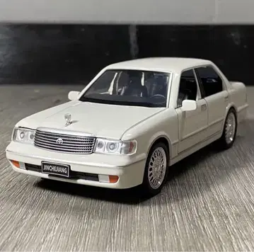 도요타 크라운 컴포트 1/32 화이트