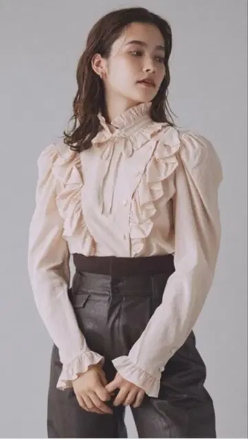 Lily Brown 스탠드 칼라 프릴 블라우스
