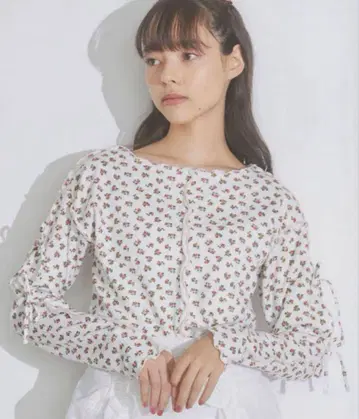 새상품급 merry jenny 컷 아웃 flower 써멀 tops