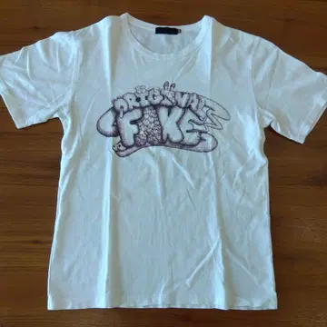 KAWS Originalfake의 티셔츠입니다.