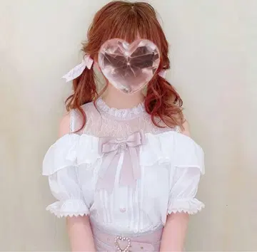 리즈리사 어깨가 드러난 블라우스 핑크