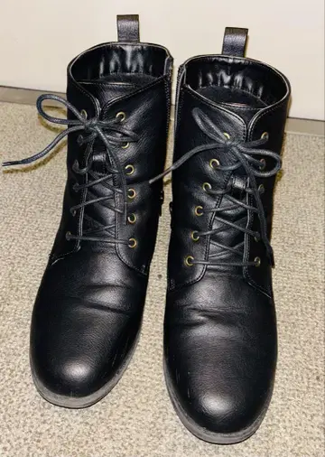 블랙 레이스업 부츠