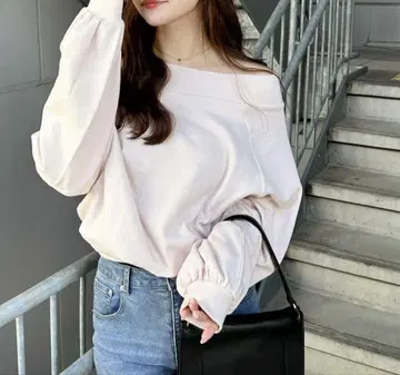 오프숄더 핑크 맨투맨